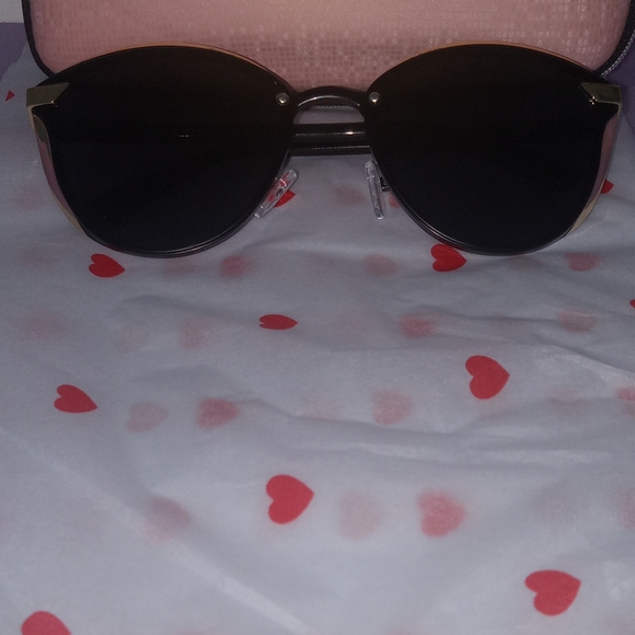 Stylish Black Sunglasses - Picture 2 of 4